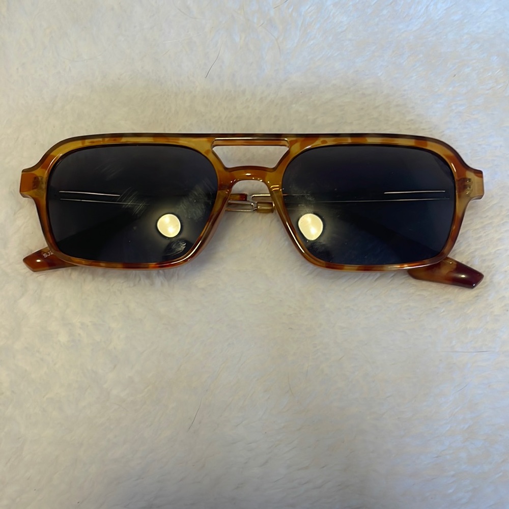 Trendy / Simple sunglasses